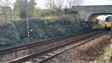 LNER Azuma yüksek hızlı tren İskoç arazisinden hızla geçiyor, modern demiryolu seyahatini ve hareket halindeki İngiliz mühendisliğini gösteriyor.