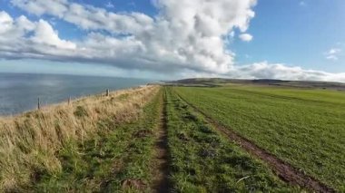 İskoçya 'da Eyemouth ve Burnmouth arasındaki engebeli kayalıklara çarpan dramatik dalgalar, rüzgarlı sahil şeridini kasıp kavuruyor.