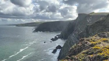İskoçya 'da Eyemouth ve Burnmouth arasındaki engebeli kayalıklara çarpan dramatik dalgalar, rüzgarlı sahil şeridini kasıp kavuruyor.