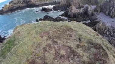 İskoçya 'da Eyemouth ve Burnmouth arasındaki engebeli kayalıklara çarpan dramatik dalgalar, rüzgarlı sahil şeridini kasıp kavuruyor.