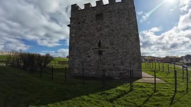 Eyemouth kasabasının, limanın ve plajın video klipleri, kıyı yaşamını, balıkçı teknelerini ve İskoç sınırlarındaki engebeli sahil cazibesini yakalıyor.