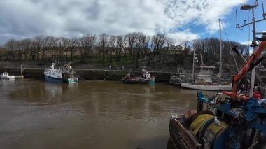 Eyemouth kasabasının, limanın ve plajın video klipleri, kıyı yaşamını, balıkçı teknelerini ve İskoç sınırlarındaki engebeli sahil cazibesini yakalıyor.