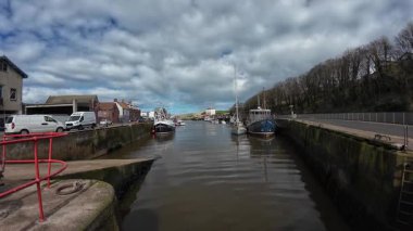 Eyemouth kasabasının, limanın ve plajın video klipleri, kıyı yaşamını, balıkçı teknelerini ve İskoç sınırlarındaki engebeli sahil cazibesini yakalıyor.