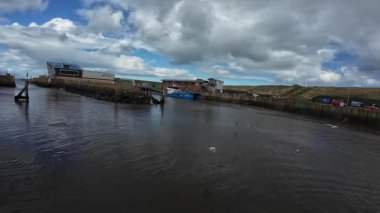 Eyemouth Limanı 'na kıyı manzaralı tekneler yanaştı. Çalışan bir balıkçı limanı ve tarihi deniz cazibesini yansıtıyor.