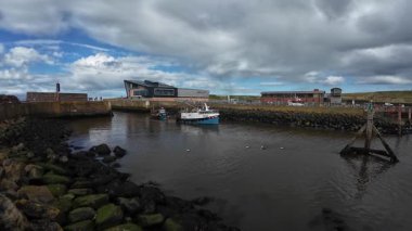 Eyemouth Limanı 'na kıyı manzaralı tekneler yanaştı. Çalışan bir balıkçı limanı ve tarihi deniz cazibesini yansıtıyor.
