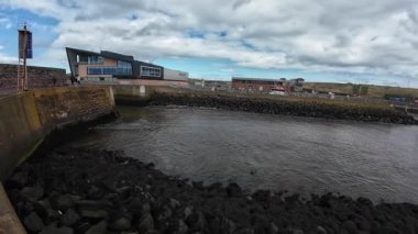 Eyemouth Limanı 'na kıyı manzaralı tekneler yanaştı. Çalışan bir balıkçı limanı ve tarihi deniz cazibesini yansıtıyor.