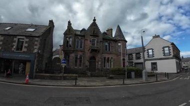 Göz Ağzı 'ndan geçen bir yürüyüş büyüleyici caddeleri, eski binaları ve sakin bir sahil atmosferi olan tuhaf bir sahil kasabasını gözler önüne seriyor..