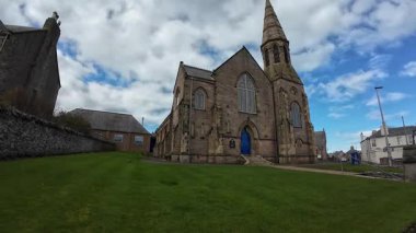 Göz Ağzı 'ndan geçen bir yürüyüş büyüleyici caddeleri, eski binaları ve sakin bir sahil atmosferi olan tuhaf bir sahil kasabasını gözler önüne seriyor..