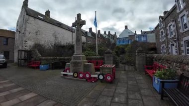 Gören Gözler Savaş Anıtı, şehrimizi çevreleyen manzaralı sakin bir kamusal alanda şehit askerleri onurlandırmak için ciddiyetle ayakta duruyor.