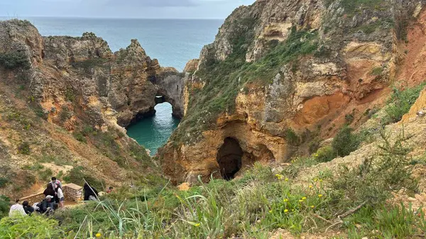 Lagos yakınlarındaki çarpıcı Algarve kıyı şeridi dramatik uçurumlar, altın plajlar, turkuaz sular ve parlak bir gökyüzü altında manzaralı okyanus manzarası.