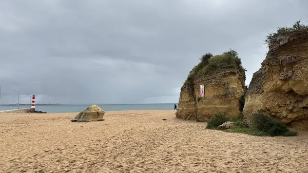 Lagos yakınlarındaki çarpıcı Algarve kıyı şeridi dramatik uçurumlar, altın plajlar, turkuaz sular ve parlak bir gökyüzü altında manzaralı okyanus manzarası.