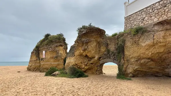 Lagos yakınlarındaki çarpıcı Algarve kıyı şeridi dramatik uçurumlar, altın plajlar, turkuaz sular ve parlak bir gökyüzü altında manzaralı okyanus manzarası.