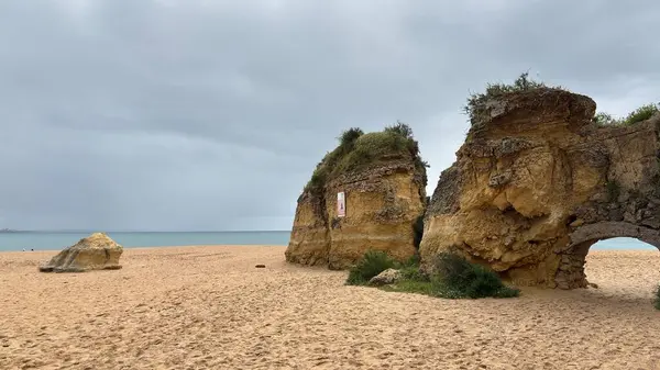 Lagos yakınlarındaki çarpıcı Algarve kıyı şeridi dramatik uçurumlar, altın plajlar, turkuaz sular ve parlak bir gökyüzü altında manzaralı okyanus manzarası.