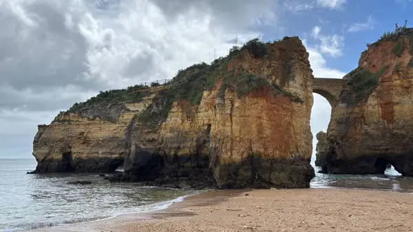 Lagos yakınlarındaki çarpıcı Algarve kıyı şeridi dramatik uçurumlar, altın plajlar, turkuaz sular ve parlak bir gökyüzü altında manzaralı okyanus manzarası.