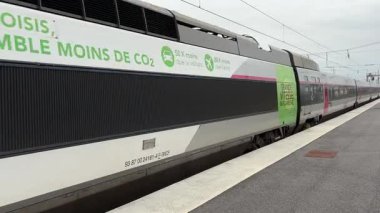 SNCF yolcu trenleri Nantes 'ta çalışır, kalabalık bir şehir ortamında Fransız demiryolu seyahatleri, toplu taşımacılık ve kentsel hareketlilik sergilerler..