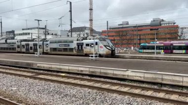 SNCF yolcu trenleri Nantes 'ta çalışır, kalabalık bir şehir ortamında Fransız demiryolu seyahatleri, toplu taşımacılık ve kentsel hareketlilik sergilerler..