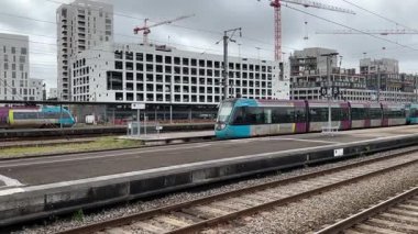 SNCF yolcu trenleri Nantes 'ta çalışır, kalabalık bir şehir ortamında Fransız demiryolu seyahatleri, toplu taşımacılık ve kentsel hareketlilik sergilerler..