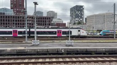 SNCF yolcu trenleri Nantes 'ta çalışır, kalabalık bir şehir ortamında Fransız demiryolu seyahatleri, toplu taşımacılık ve kentsel hareketlilik sergilerler..