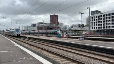 SNCF yolcu trenleri Nantes 'ta çalışır, kalabalık bir şehir ortamında Fransız demiryolu seyahatleri, toplu taşımacılık ve kentsel hareketlilik sergilerler..