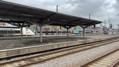 SNCF yolcu trenleri Nantes 'ta çalışır, kalabalık bir şehir ortamında Fransız demiryolu seyahatleri, toplu taşımacılık ve kentsel hareketlilik sergilerler..