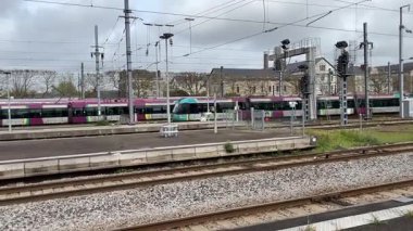 SNCF yolcu trenleri Nantes 'ta çalışır, kalabalık bir şehir ortamında Fransız demiryolu seyahatleri, toplu taşımacılık ve kentsel hareketlilik sergilerler..