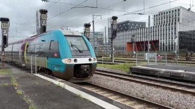 SNCF yolcu trenleri Nantes 'ta çalışır, kalabalık bir şehir ortamında Fransız demiryolu seyahatleri, toplu taşımacılık ve kentsel hareketlilik sergilerler..