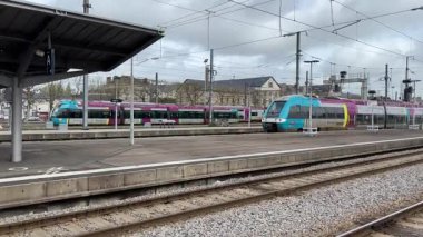 SNCF yolcu trenleri Nantes 'ta çalışır, kalabalık bir şehir ortamında Fransız demiryolu seyahatleri, toplu taşımacılık ve kentsel hareketlilik sergilerler..