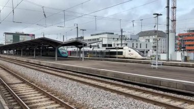SNCF yolcu trenleri Nantes 'ta çalışır, kalabalık bir şehir ortamında Fransız demiryolu seyahatleri, toplu taşımacılık ve kentsel hareketlilik sergilerler..