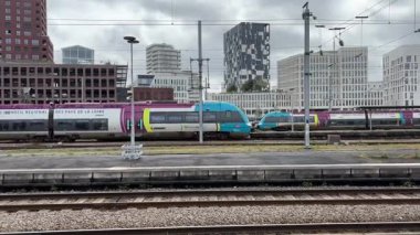 SNCF yolcu trenleri Nantes 'ta çalışır, kalabalık bir şehir ortamında Fransız demiryolu seyahatleri, toplu taşımacılık ve kentsel hareketlilik sergilerler..