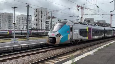 SNCF yolcu trenleri Nantes 'ta çalışır, kalabalık bir şehir ortamında Fransız demiryolu seyahatleri, toplu taşımacılık ve kentsel hareketlilik sergilerler..