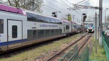 SNCF yolcu trenleri Nantes 'ta çalışır, kalabalık bir şehir ortamında Fransız demiryolu seyahatleri, toplu taşımacılık ve kentsel hareketlilik sergilerler..