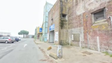 Korunmuş Fransız denizaltısı Espadon Saint-Nazaire rıhtımına yanaşmış, deniz tarihi ve deniz mühendisliğine kısa bir bakış sunuyor.