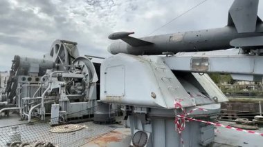 Tarihi Fransız destroyeri Maill-Brz 'in iç ve dış görünüşü. Şu anda Nantes' da Loire Nehri 'ne yanaşmış bir müze gemisi.