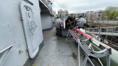 Tarihi Fransız destroyeri Maill-Brz 'in iç ve dış görünüşü. Şu anda Nantes' da Loire Nehri 'ne yanaşmış bir müze gemisi.