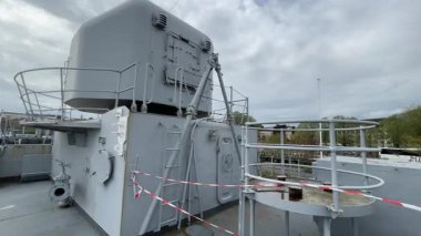 Tarihi Fransız destroyeri Maill-Brz 'in iç ve dış görünüşü. Şu anda Nantes' da Loire Nehri 'ne yanaşmış bir müze gemisi.