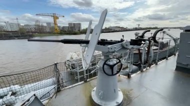 Tarihi Fransız destroyeri Maill-Brz 'in iç ve dış görünüşü. Şu anda Nantes' da Loire Nehri 'ne yanaşmış bir müze gemisi.