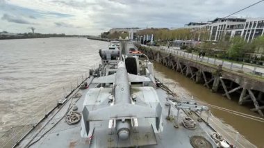 Tarihi Fransız destroyeri Maill-Brz 'in iç ve dış görünüşü. Şu anda Nantes' da Loire Nehri 'ne yanaşmış bir müze gemisi.