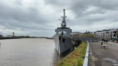 Tarihi Fransız destroyeri Maill-Brz 'in iç ve dış görünüşü. Şu anda Nantes' da Loire Nehri 'ne yanaşmış bir müze gemisi.