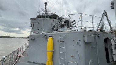 Tarihi Fransız destroyeri Maill-Brz 'in iç ve dış görünüşü. Şu anda Nantes' da Loire Nehri 'ne yanaşmış bir müze gemisi.