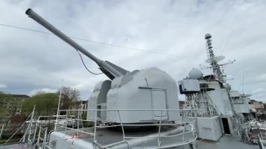 Tarihi Fransız destroyeri Maill-Brz 'in iç ve dış görünüşü. Şu anda Nantes' da Loire Nehri 'ne yanaşmış bir müze gemisi.
