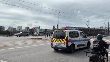 Nantes kentsel caddelerinde faaliyet gösteren modern Fransız yolcu tramvaylarının sokak seviyesindeki görüntüsü günlük hareketle toplu taşımayı gösteriyor.