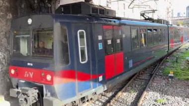 İtalyan yolcu trenleri istasyonlarda ve Napoli 'deki raylar boyunca hareket halinde, güneydeki bir şehir merkezinde toplu taşıma ve demiryolu ulaşımını yakalıyor.