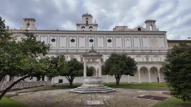 Napoli 'deki San Martino Manastırı' nda tarihi mimari, avlu ve dini eserler yer alıyor.