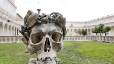 Napoli 'deki San Martino Manastırı' nda tarihi mimari, avlu ve dini eserler yer alıyor.