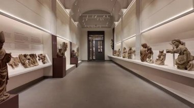 Napoli 'deki San Martino Manastırı' nda tarihi mimari, avlu ve dini eserler yer alıyor.