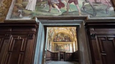 Napoli 'deki San Martino Manastırı' nda tarihi mimari, avlu ve dini eserler yer alıyor.