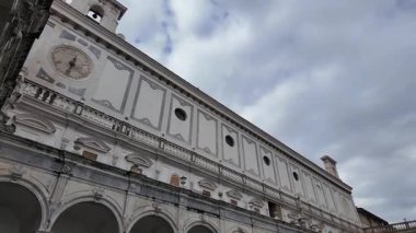 Napoli 'deki San Martino Manastırı' nda tarihi mimari, avlu ve dini eserler yer alıyor.