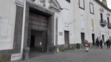 Napoli 'deki San Martino Manastırı' nda tarihi mimari, avlu ve dini eserler yer alıyor.