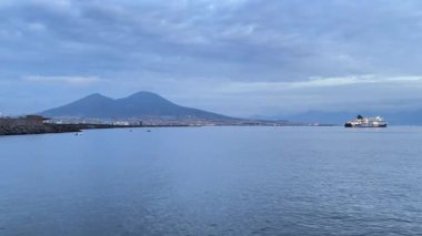 Napoli 'nin atmosferik sokak manzarası şehir yaşamını, tarihi mimariyi ve güney İtalya' nın hareketli şehir manzarasını gözler önüne seriyor..