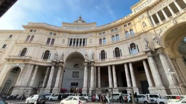 Napoli 'nin atmosferik sokak manzarası şehir yaşamını, tarihi mimariyi ve güney İtalya' nın hareketli şehir manzarasını gözler önüne seriyor..